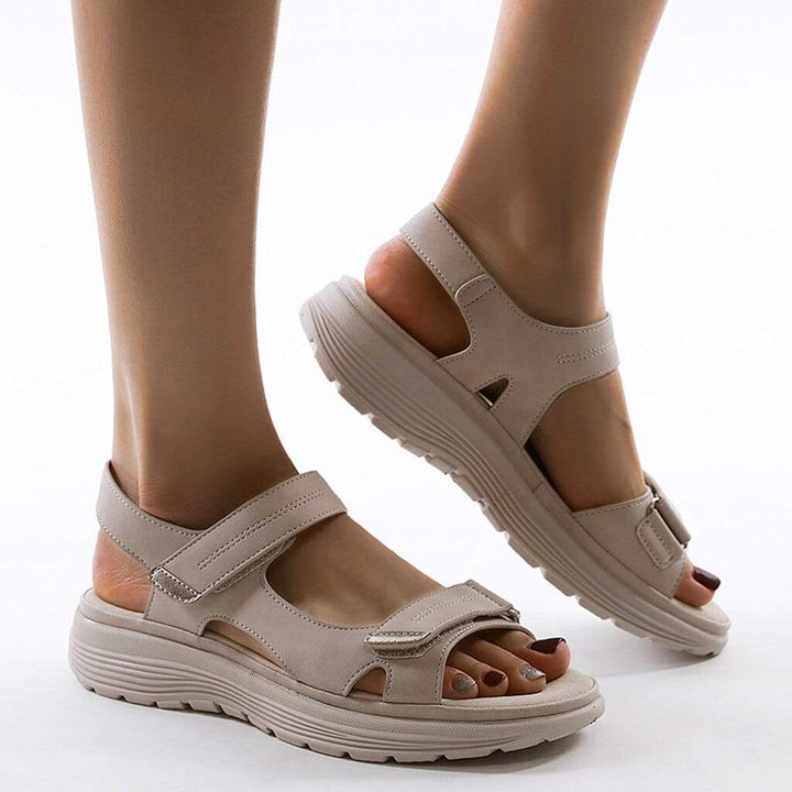 Sandales orthopédiques légères pour femme, idéales pour un confort quotidien et une stabilité accrue en été.
