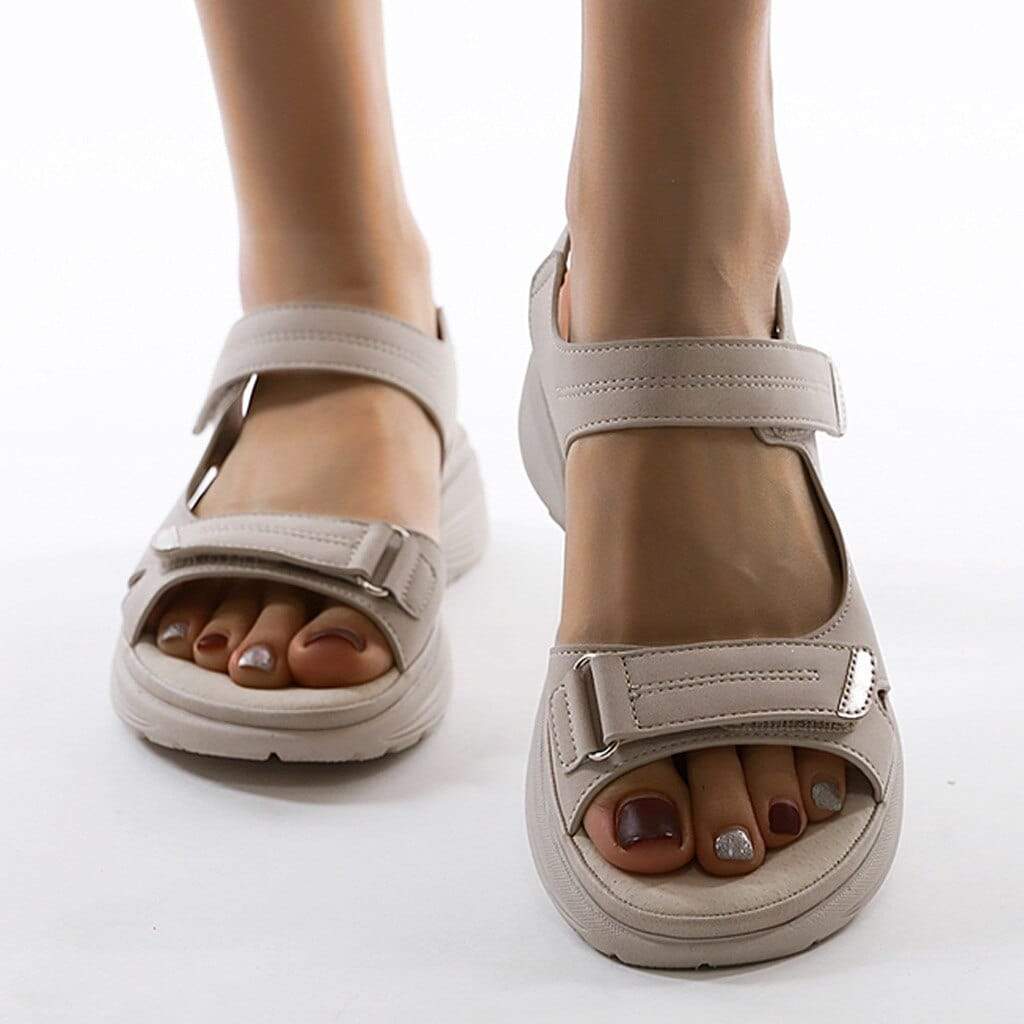 Vue latérale de sandales orthopédiques pour femme, mettant en avant la légèreté et la semelle de soutien.