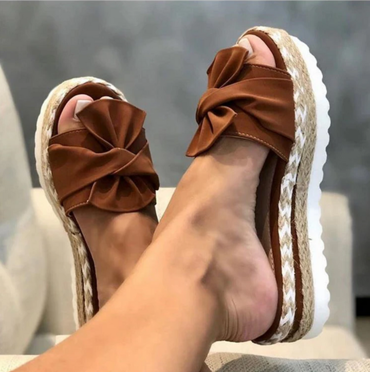 Sandales orthopédiques femme élégantes, soutien voûte plantaire optimal. Confort quotidien, style espadrille compensée.