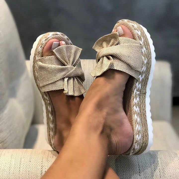 Sandales compensées femme élégantes style espadrille, orthopédiques pour confort estival avec soutien voûte plantaire.