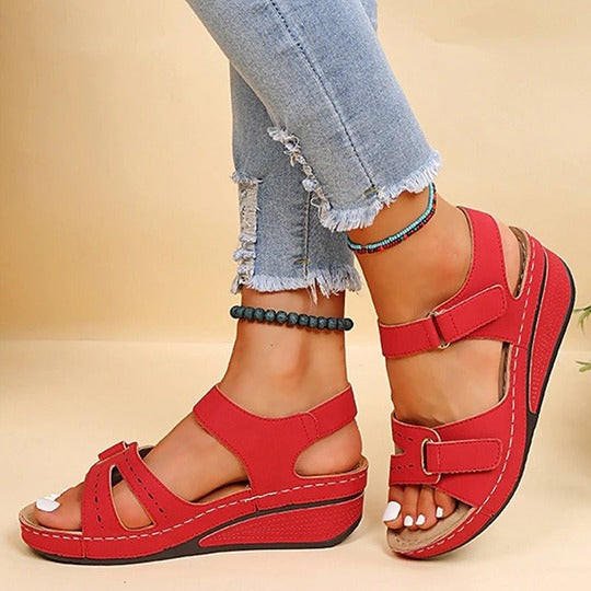 Sandales d'été élégantes pour femmes, design aéré, idéales pour la marche et le soulagement quotidien des pieds.