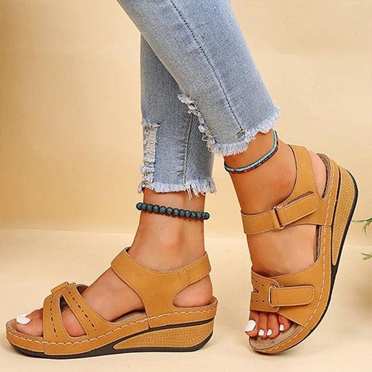 Sandales orthopédiques pour femmes avec sangles réglables, assurant un ajustement parfait et un confort personnalisé.