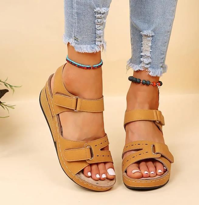 Sandales orthopédiques noires pour femmes, idéales pour un confort maximal et un soulagement élégant des pieds.