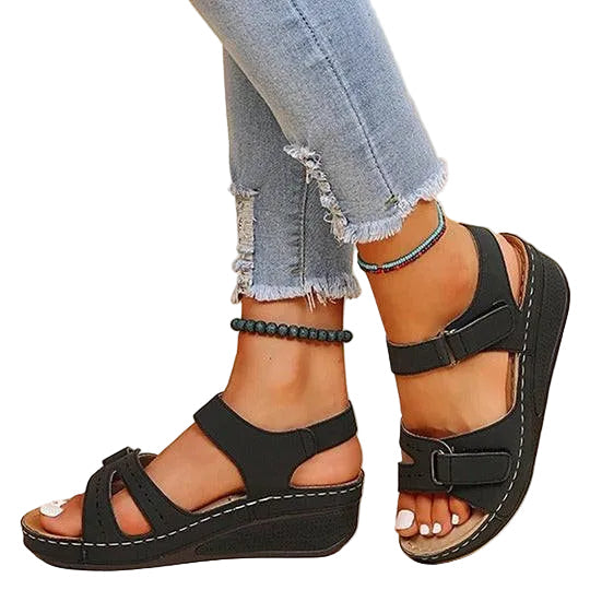 Sandales orthopédiques pour femmes, beige, offrant confort et soutien pour les pieds douloureux en été.