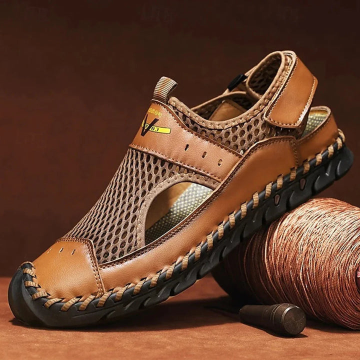 Sandales orthopédiques à bout fermé marron pour homme, confort d'été, protection des orteils et marche.