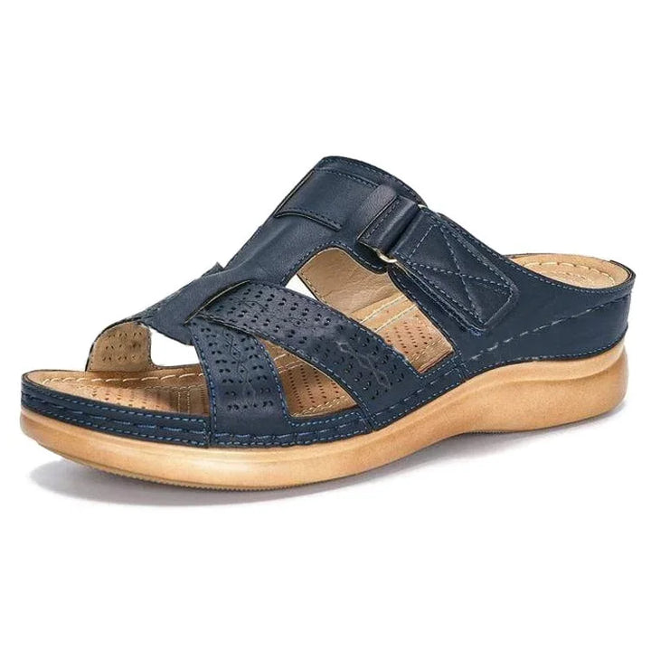 Paire de sandales orthopédiques femmes, prêtes pour l'été et la marche, offrant un confort premium et soutien.