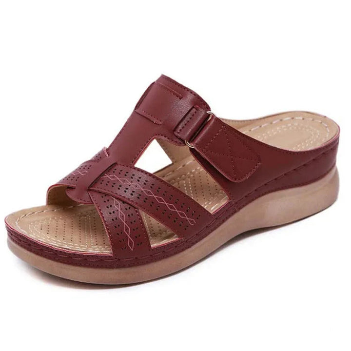 Femme portant des sandales orthopédiques confortables pour la marche estivale, améliorant la posture et le bien-être.