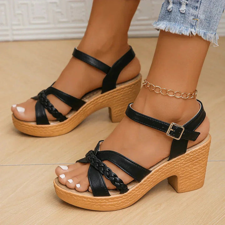Élégantes sandales noires à talon bloc pour femme. Orthopédiques et confortables pour l'été.