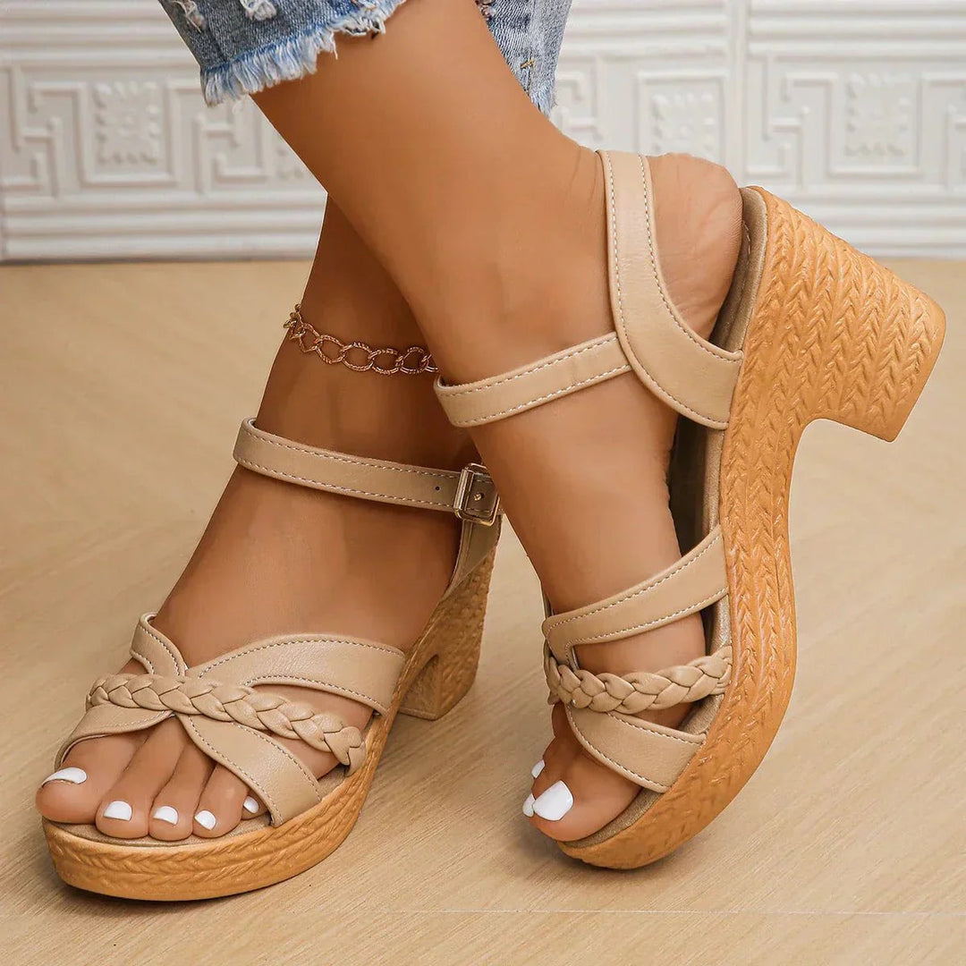 Sandales blanches orthopédiques à talon bloc. Parfaites pour l'été, confort mode femme.