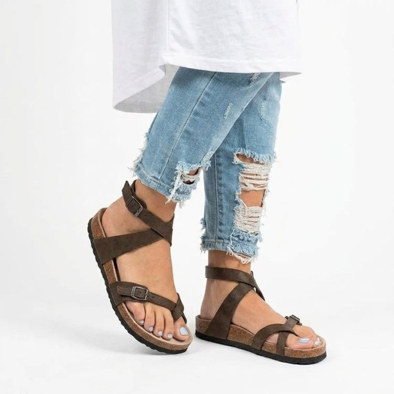 Sandales plates femmes, design épuré et confortable. Parfaites chaussures d'été réglables pour toutes occasions.