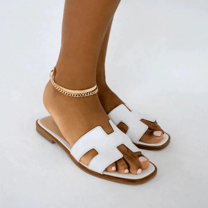 Sandales plates femme ultra confortables et polyvalentes. Idéales pour le quotidien estival avec style.