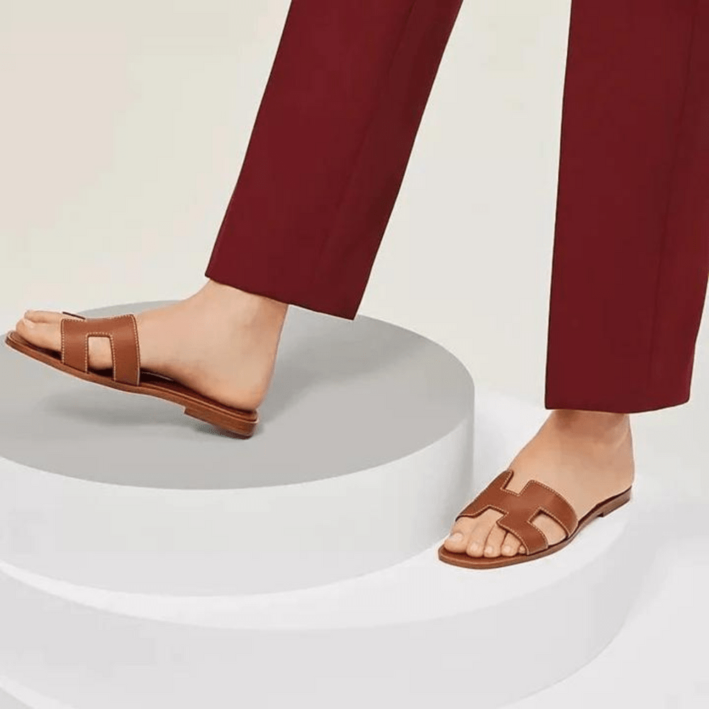 Sandales plates femme chic, parfaites pour le style quotidien et la plage. Chaussures d'été polyvalentes.