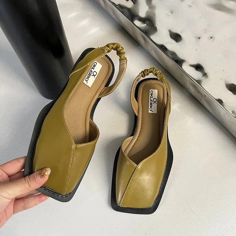 Paire de sandales femme mode, style slingback et bout carré. Élégantes, polyvalentes et confortables pour l'été.