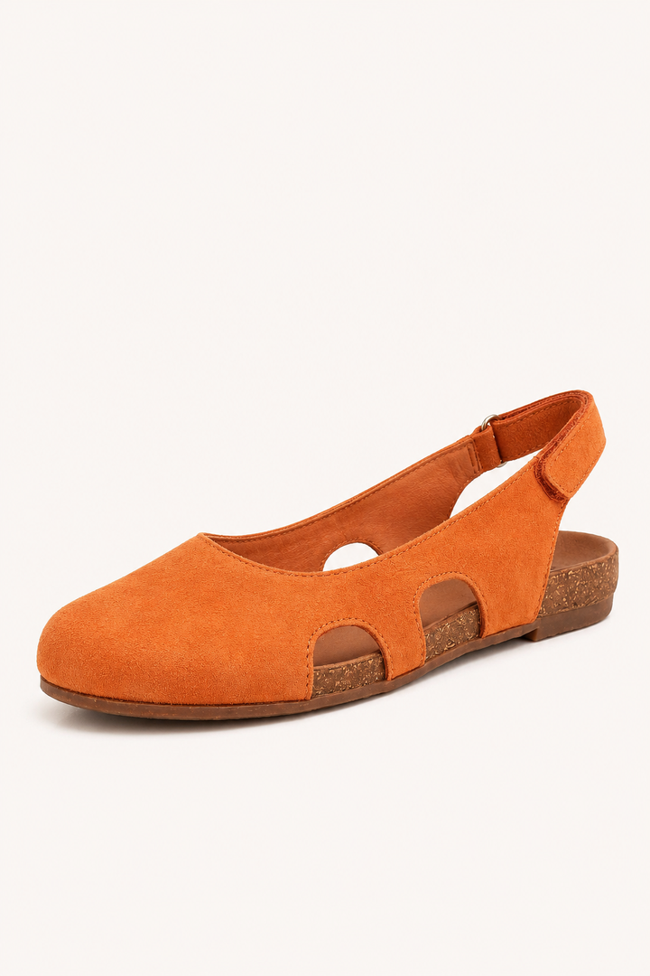 Sandales plates femme bout fermé réglables, conçues pour un confort optimal tout l'été, look chic décontracté.