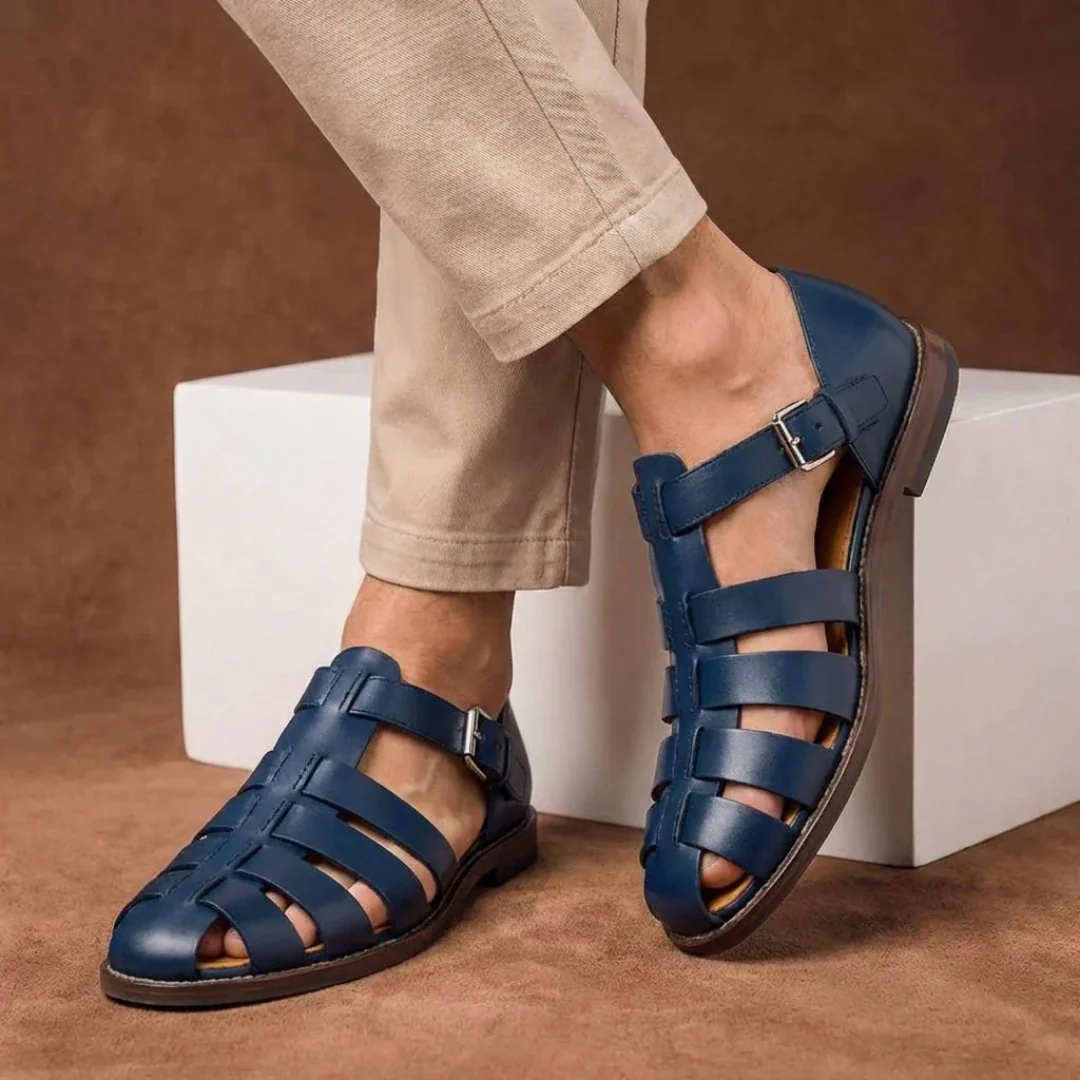 Vue latérale sandales homme décontractées à lanières croisées, boucle réglable, style élégant pour chaussures d'été.