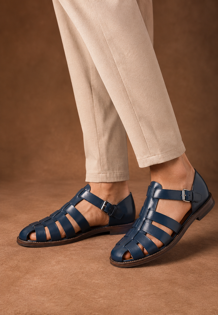 Sandales homme élégantes bout fermé couleur café, lanières et boucle ajustables pour confort estival. Mode masculine.
