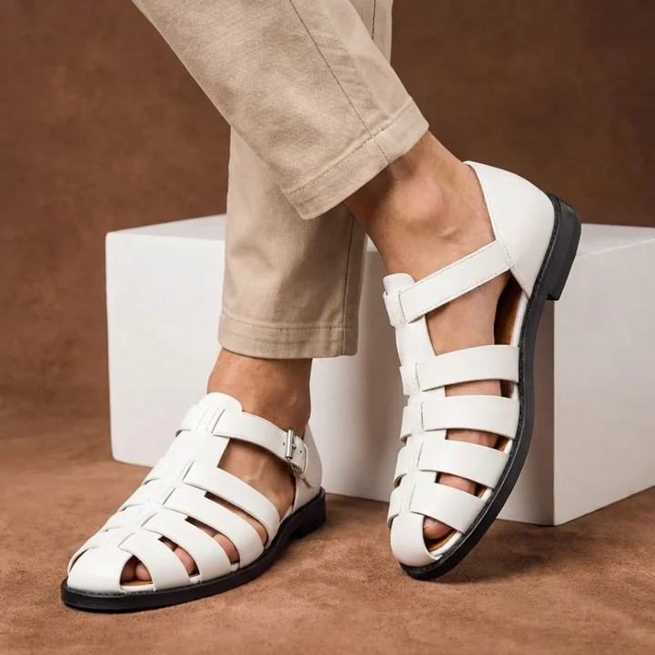 Sandales noires plates pour hommes, bout fermé, design élégant avec lanières ajustables. Confort et style estival.