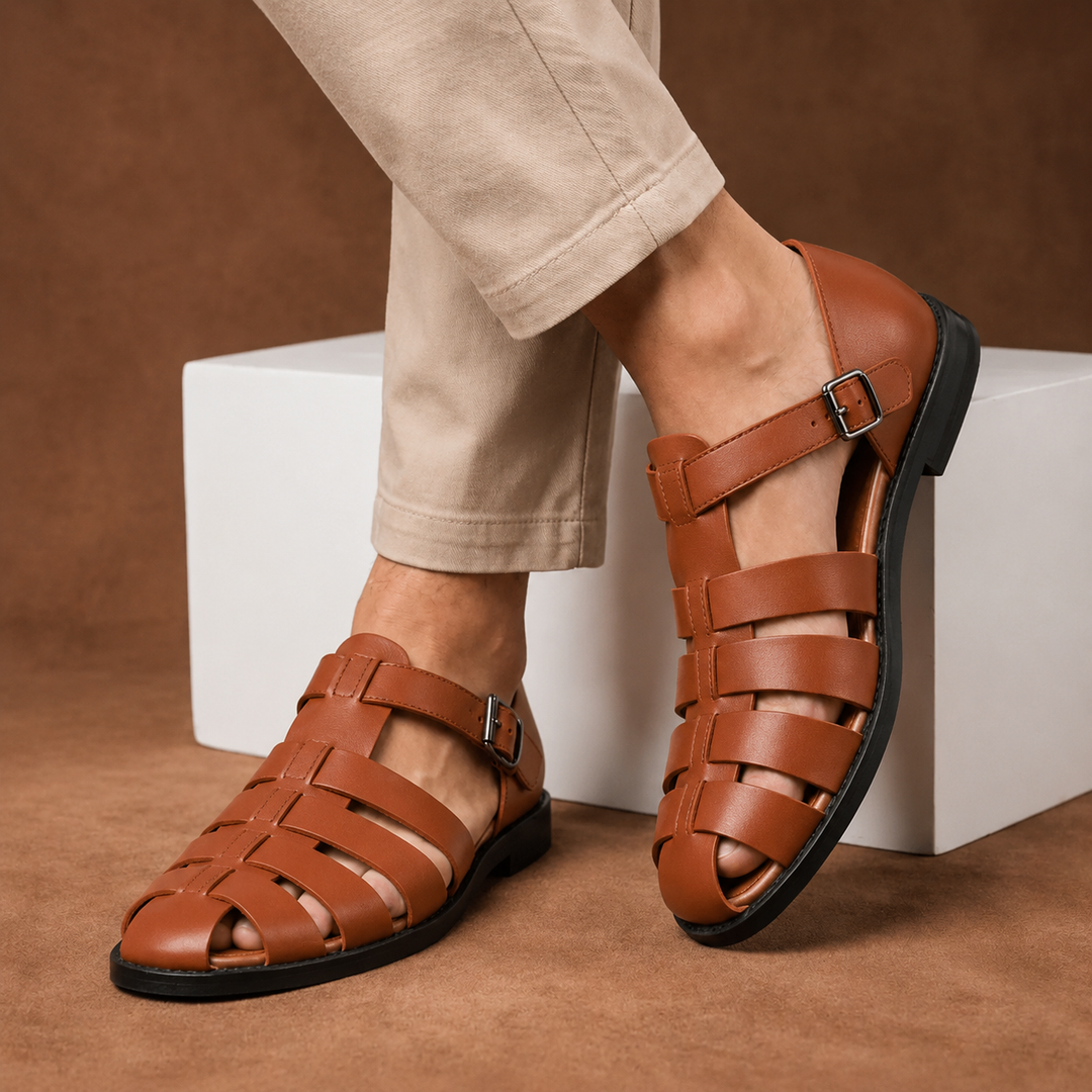 Sandales homme confortables bout fermé, couleur blanche, lanières et boucle, style masculin élégant pour l'été.