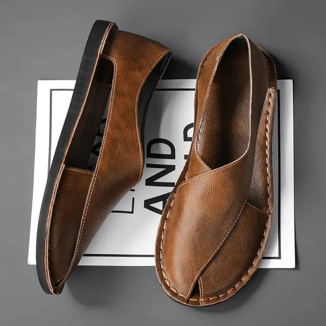 Sandales homme à bout fermé, design moderne avec bride croisée, parfaites pour l'été et les loisirs décontractés.