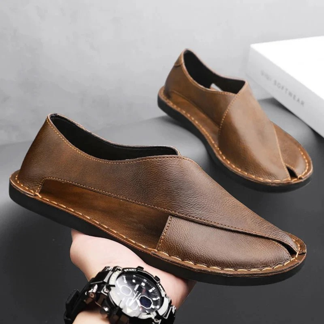 Sandales homme confortables, bout fermé, avec brides croisées, style décontracté pour plage ou ville estivale.