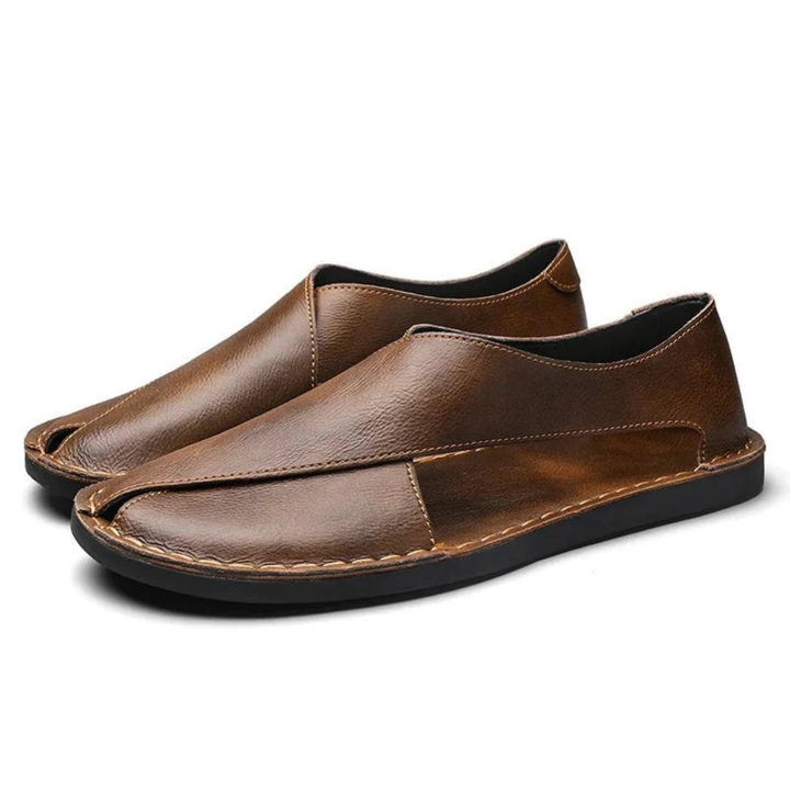 Sandales homme à bout fermé et bride croisée. Chaussures d'été polyvalentes pour confort et mode masculine.