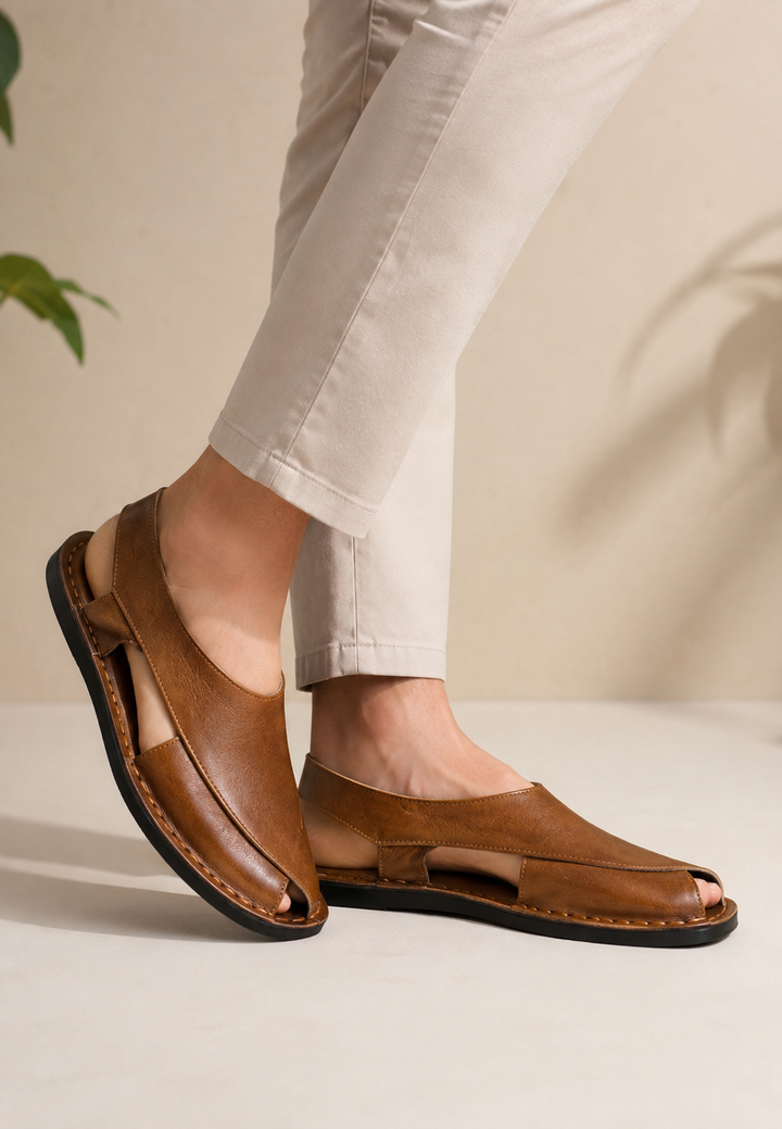 Sandales homme confortables à bout fermé et bride croisée, idéales pour l'été et la marche décontractée.