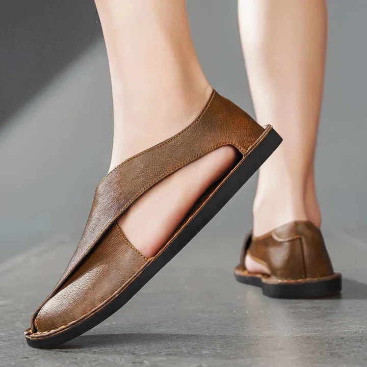 Sandales homme noires à bout fermé, bride croisée, parfaites pour un style décontracté estival et la plage.