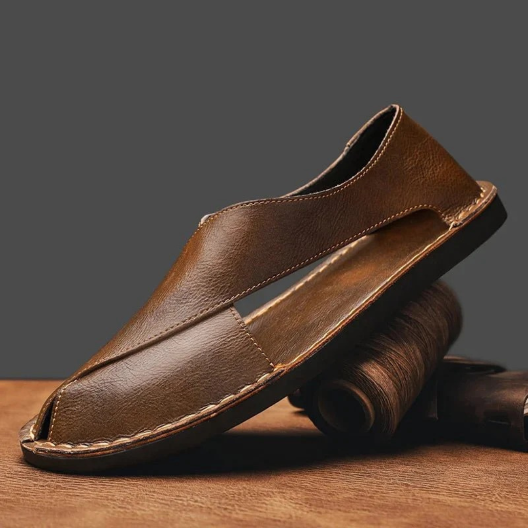 Sandales homme café, bout fermé, bride croisée. Chaussures confortables et stylées pour l'été et la mode masculine.