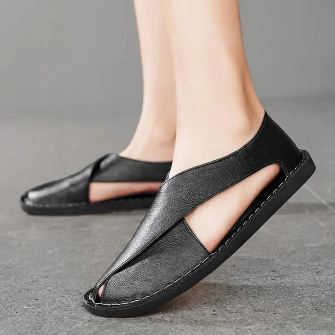 Sandales homme bout fermé et bride croisée, style décontracté. Confortables pour l'été, disponibles en noir/café.