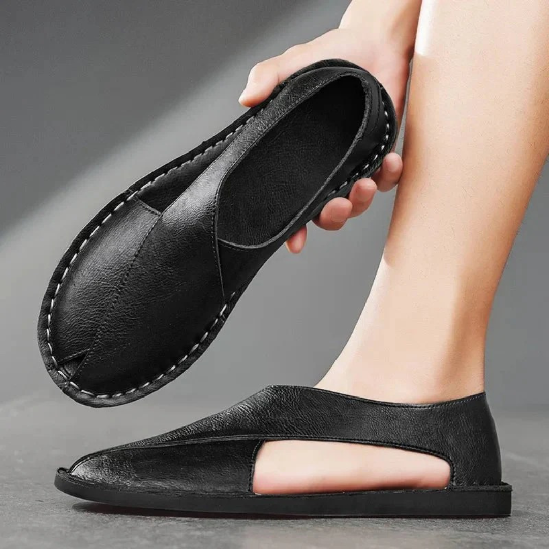 Gros plan sur les sandales homme à bout fermé, bride croisée, idéales pour un look décontracté chic en été.