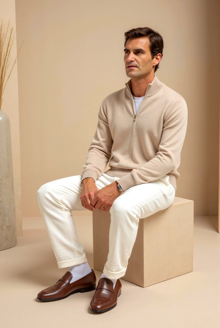 Cardigan élégant homme zippé en maille fine, idéal pour un style décontracté et confortable.