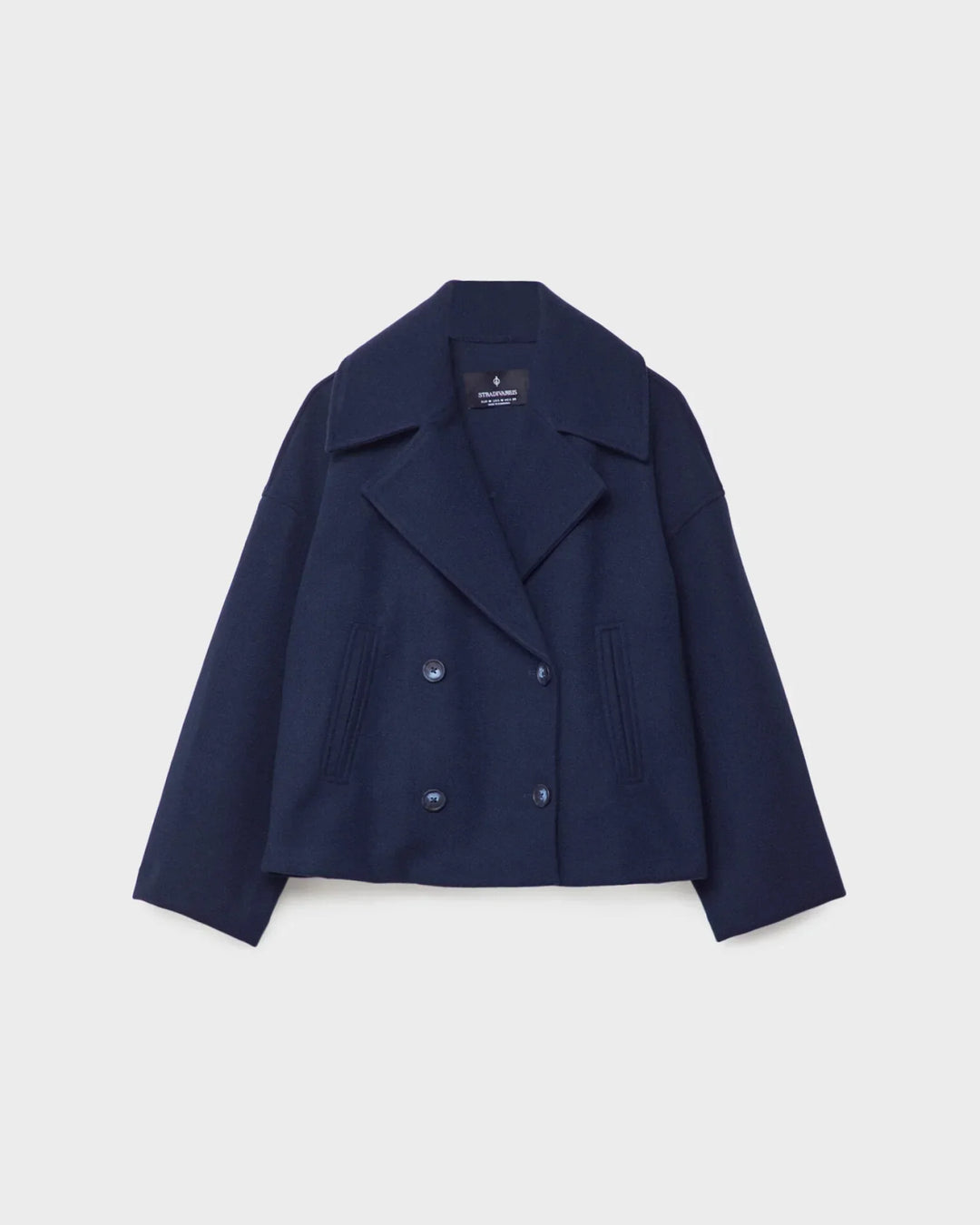 Veste croisée femme chic, coupe courte, idéale pour une tenue de bureau hivernale.
