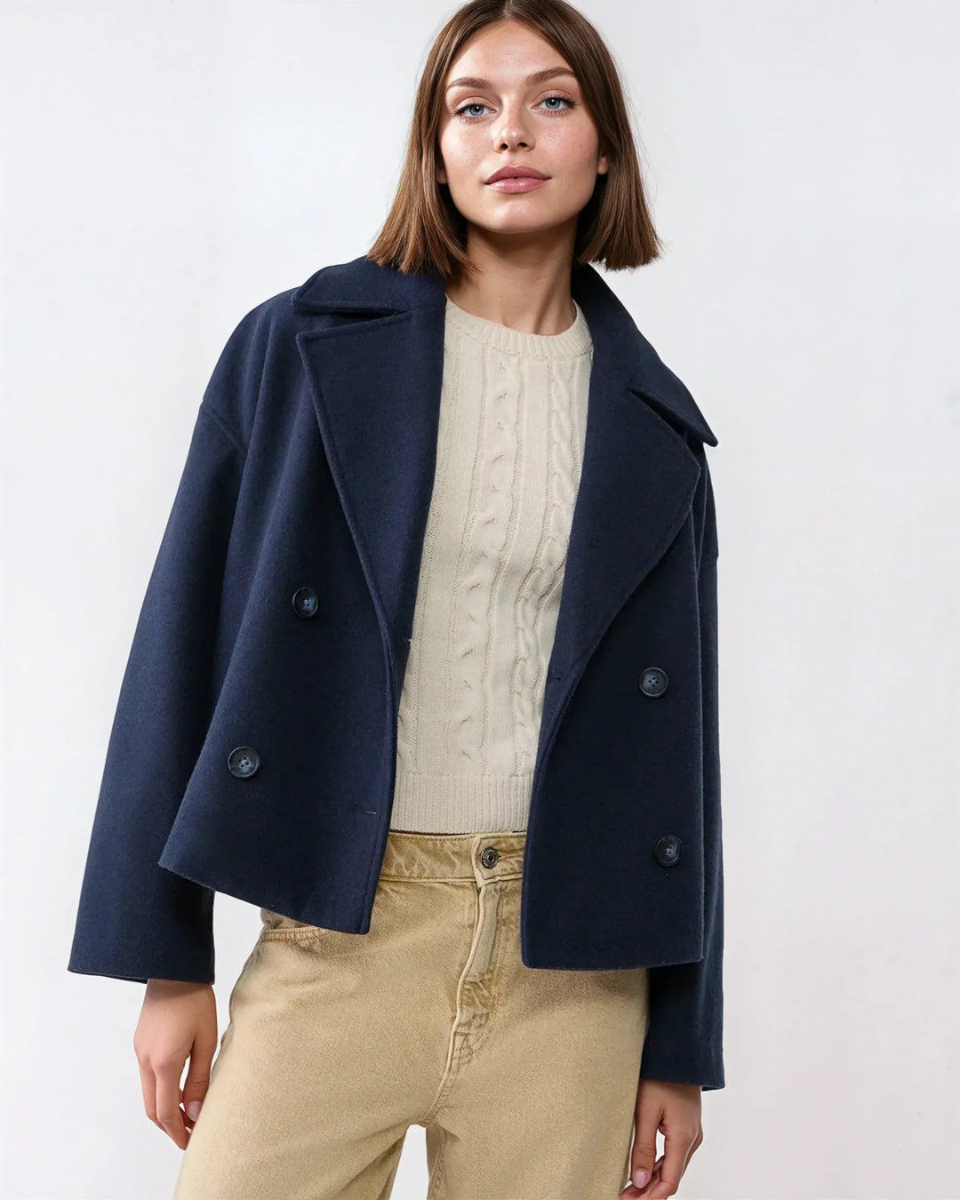 Veste courte croisée femme pour l'hiver, élégante et chaude pour la saison froide.