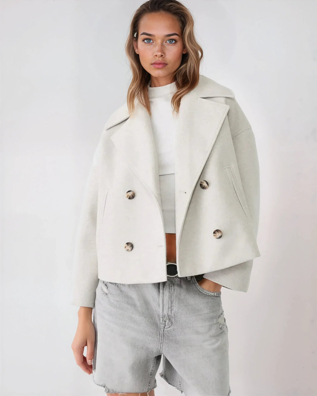 Veste courte croisée femme, hiver, chic, pour un look mode et chaleureux.