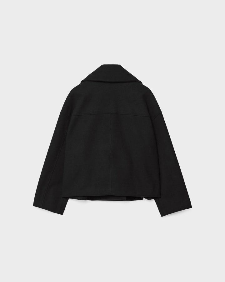 Veste femme élégante, coupe courte croisée, parfaite pour le bureau en hiver.