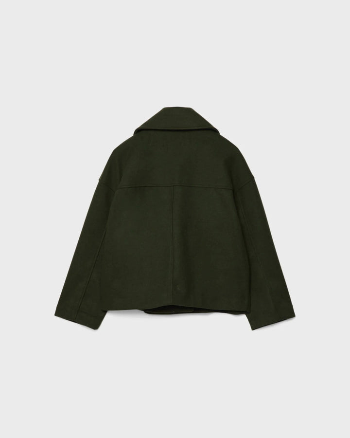 Veste femme courte croisée, essentielle pour un look élégant et chaud cet hiver.
