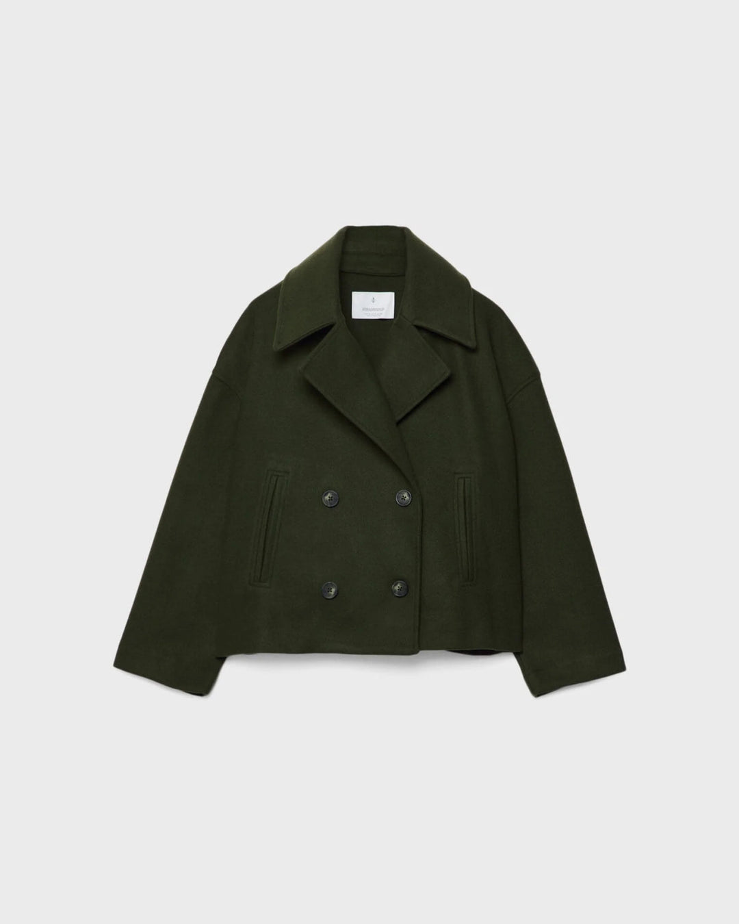 Veste courte croisée femme, confort et style hivernal pour un look chic et tendance.