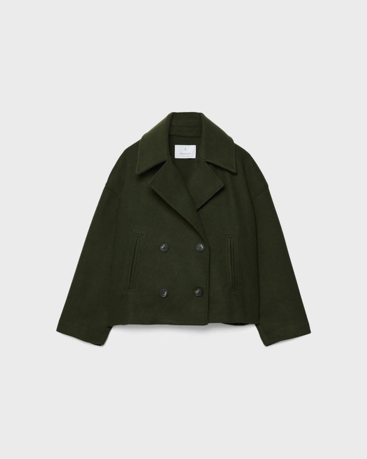 Veste courte croisée femme, confort et style hivernal pour un look chic et tendance.