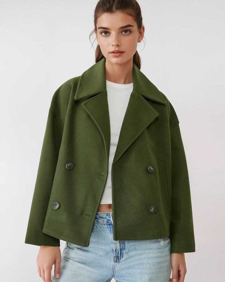 Veste croisée courte femme avec boutons élégants, idéale pour l'hiver et la mode.