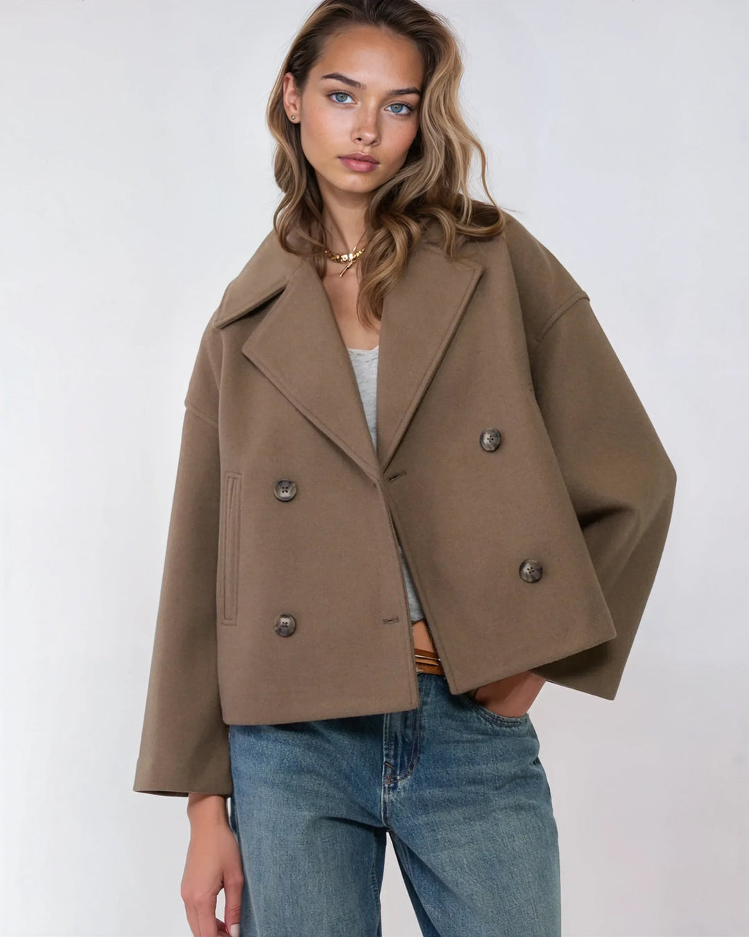 Veste hiver femme, courte et croisée, très mode pour affronter le froid avec élégance.
