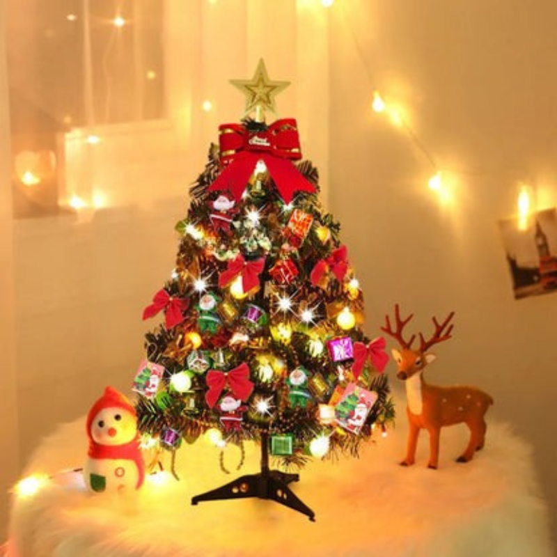 Petit sapin de Noël de table avec lumières LED intégrées, créant une ambiance festive instantanée.