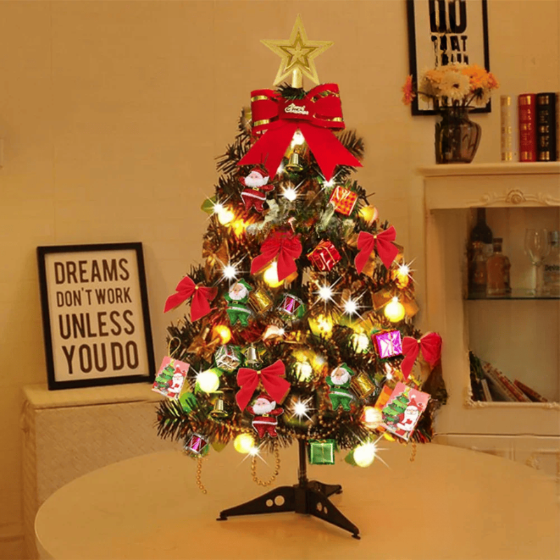 Magnifique sapin de Noël de table pré-décoré avec ornements et lumières pour une ambiance festive.