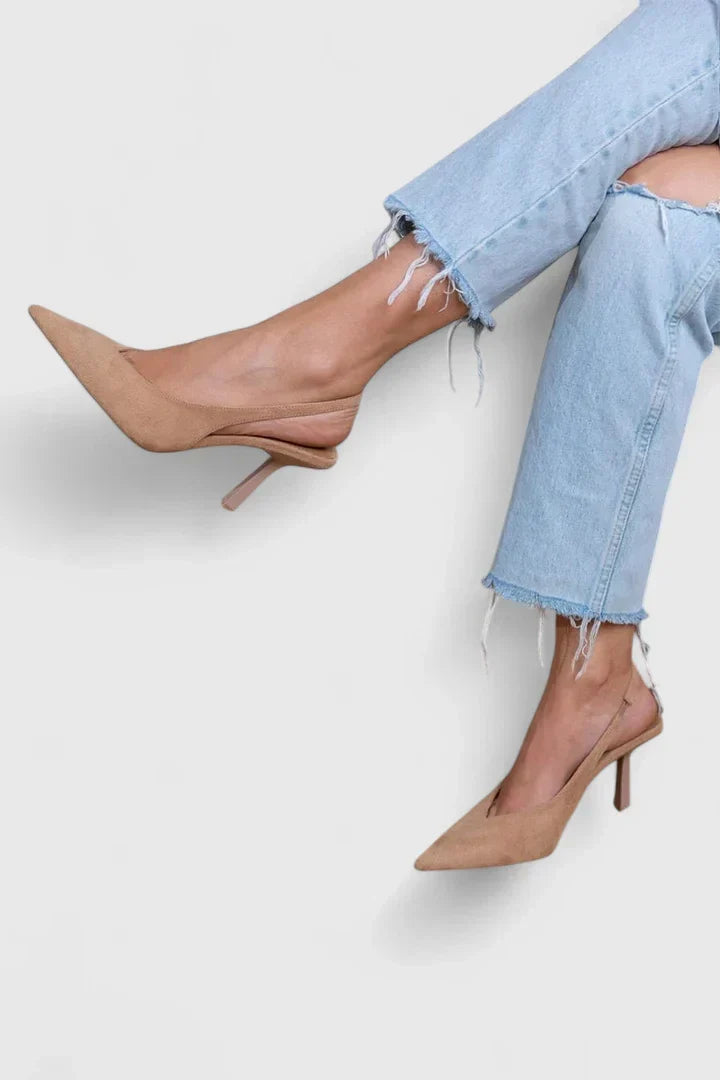 Paire d'escarpins slingback marron à talons, confort raffiné pour femmes. Chaussures élégantes et modernes, idéales mode femme.