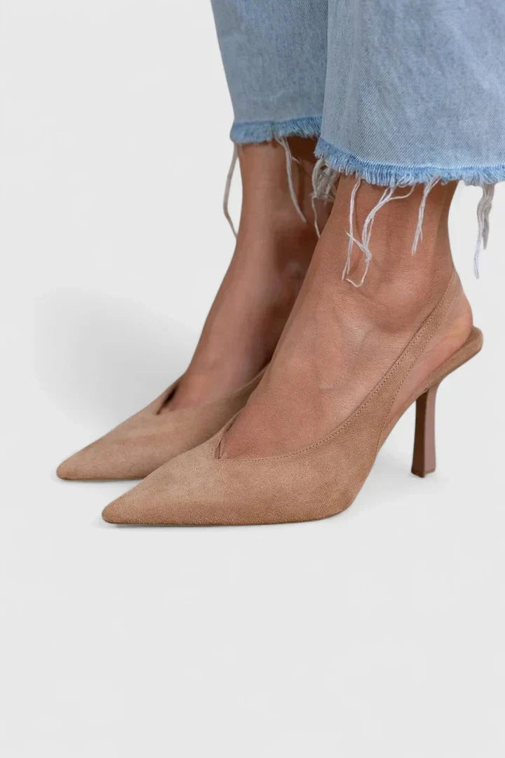 Escarpins femmes chic et polyvalents, talons marron. Chaussures élégantes slingback parfaites pour le bureau ou soirée spéciale.