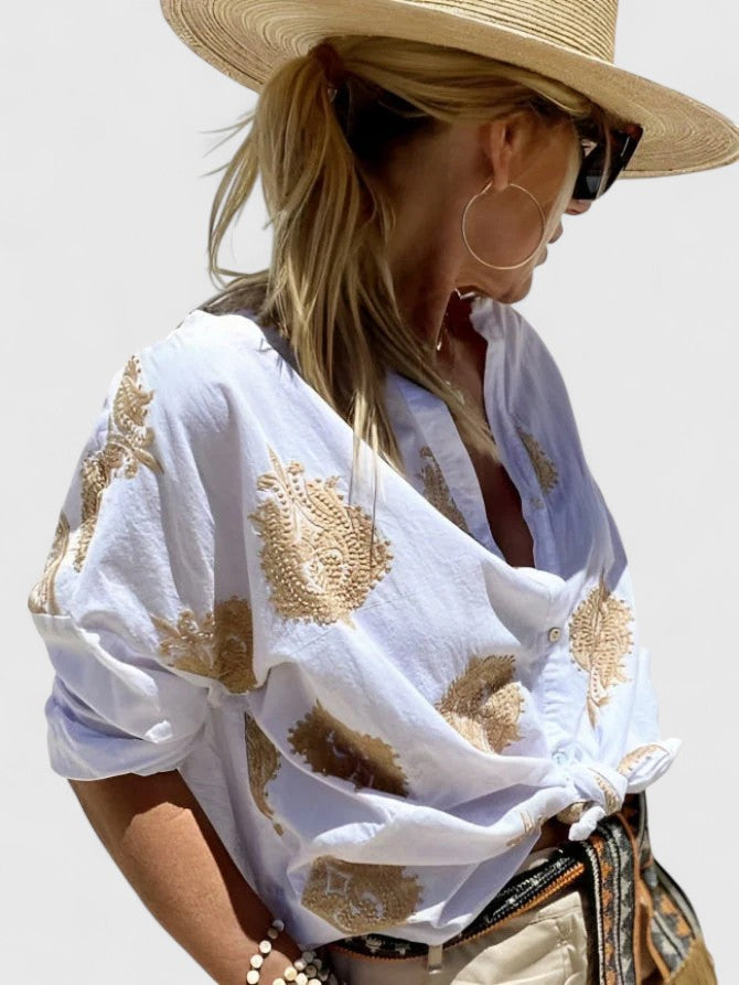 Blouse femme chic avec broderie florale raffinée, idéale pour un style mode d'été sophistiqué.