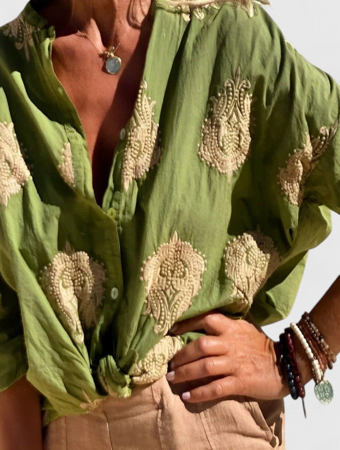 Blouse d'été femme, broderie florale chic, parfaite pour un style décontracté raffiné et moderne.
