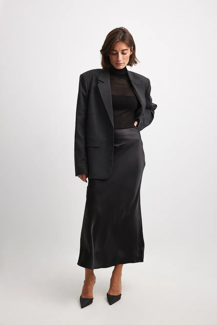 Jupe femme taille haute, en satin fluide, idéale pour un look mode et confortable.