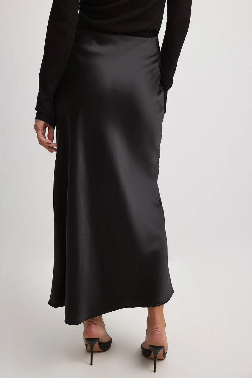 Jupe midi satinée fluide pour femme, élégance et confort du printemps.
