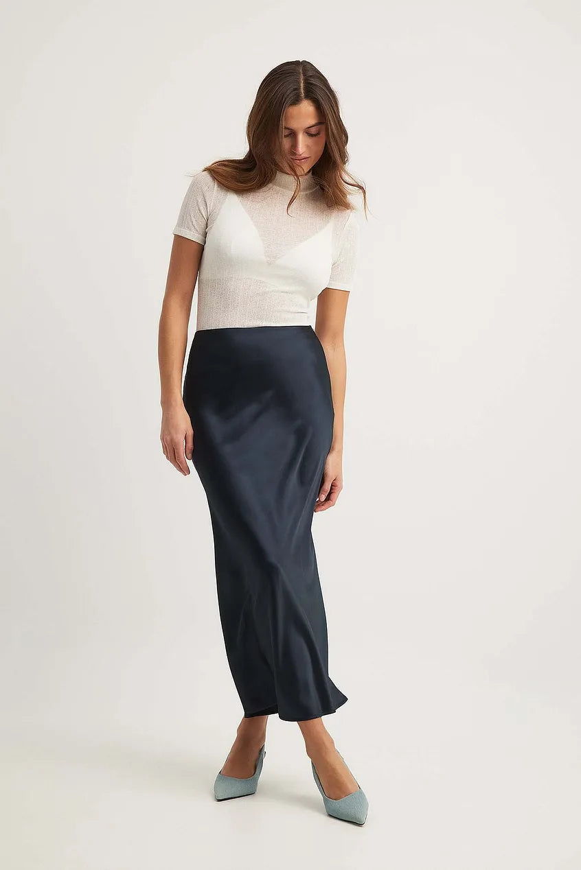 Jupe brillante satinée, taille haute, fluide, pour femme moderne et chic.
