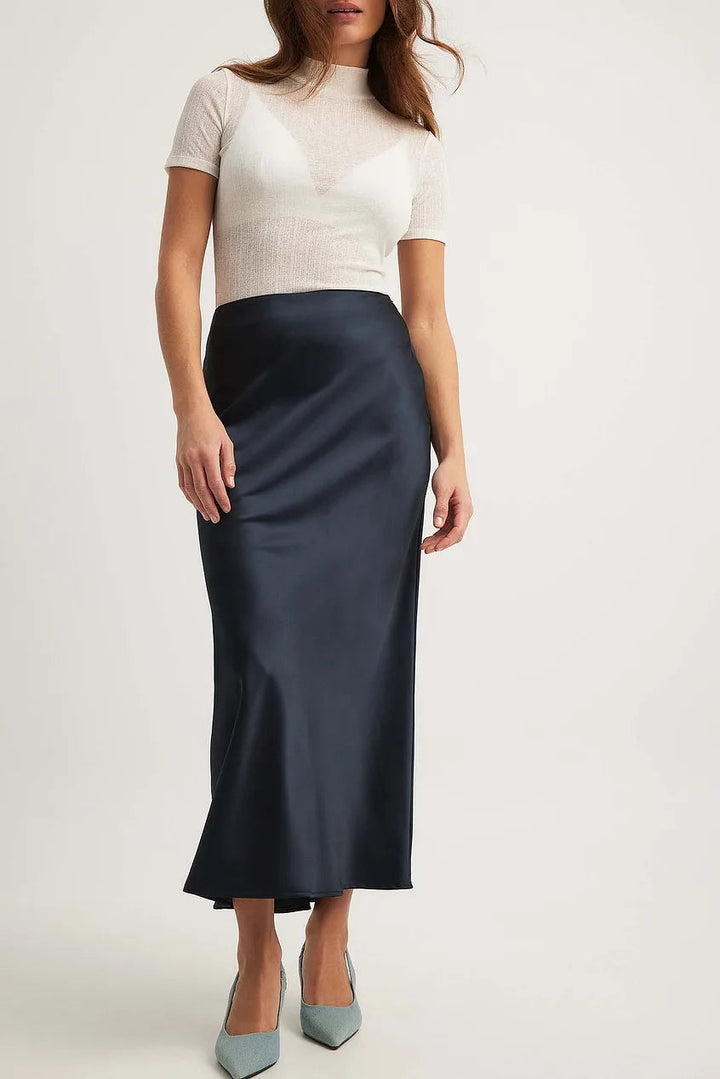 Jupe femme en satin fluide, coupe élégante, pour soirées ou journée décontractée.